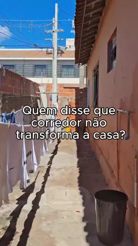 O corredor também merece destaque! Veja essa transformação e me conta: qual detalhe te surpreendeu mais? 👇👇 #arquitetura  #paisagismo  #espaçotransformado  #antesedepois #tranformação  #reforma #inspiração  #casadossonho❤️🙏 