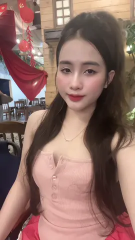 Hoa có người chăm mới nở bung tươi thắm, người có kẻ chiều mới khoe lắm mặn mà.