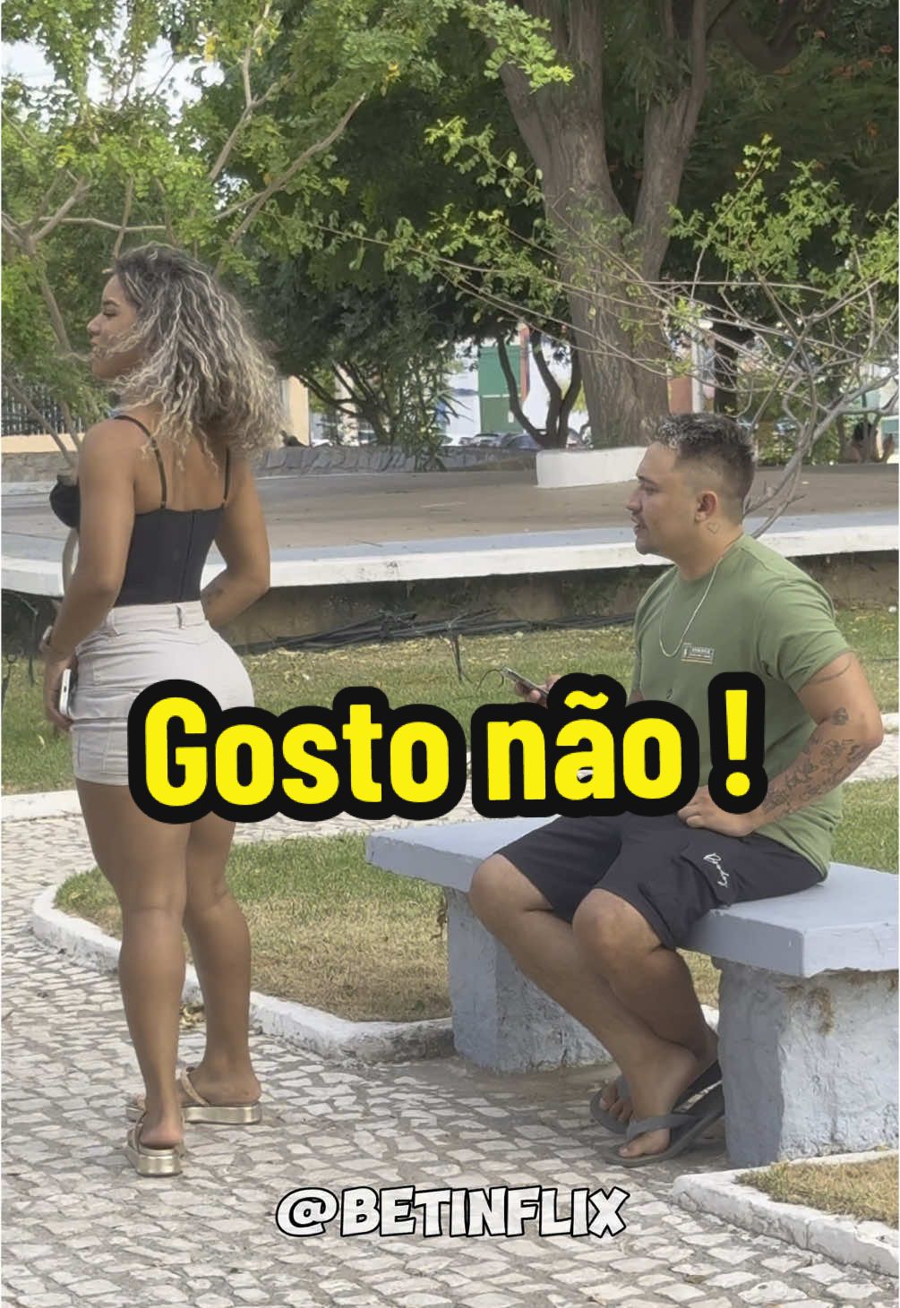 Tava falando no celular ! 