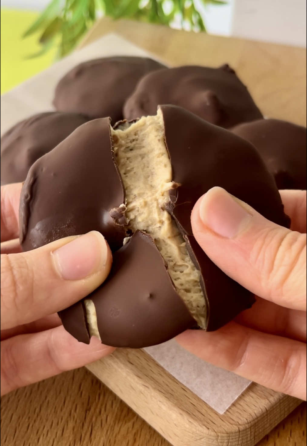 Cioccolatini al “caramello” & burro d’arachidi 🍫🥜  Ig chiara.fiorani | ricettinaeasy  Ingredienti: 90g Datteri 60g Burro d’arachidi  80ml Bevanda veg/latte (circa) Cioccolato  Procedimento: Frulla i datteri denocciolati con burro d’arachidi e bevanda veg/latte. Dai la forma che preferisci e riponi in freezer per almeno 3h. Immergi i dolcetti nel cioccolato fuso e lascia raffreddare per qualche minuto in freezer. Provateli e fatemi sapere 😍 #cioccolato #datteri #burrodarachidi #snack #spuntino #merenda #ricette #ricettefacili #ricettesane #ricetteveg #dieta #easydessert #EasyRecipes #nobakedessert