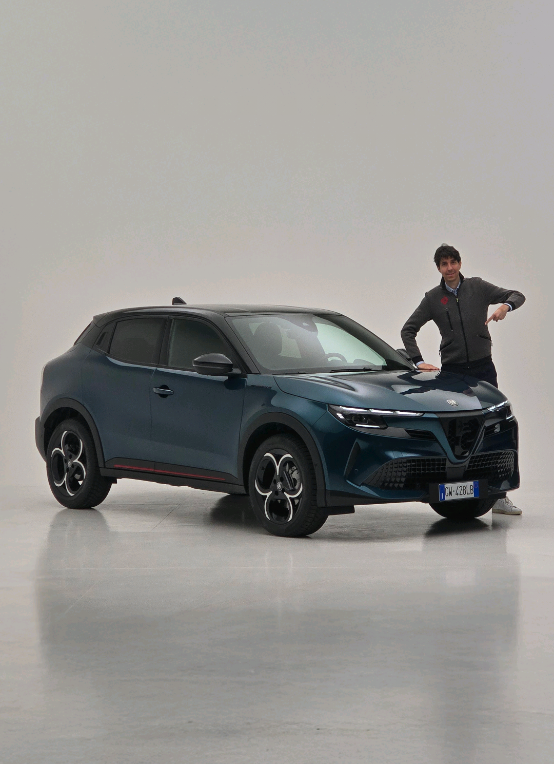 Discover with me the Alfa Romeo Junior Hybrid #autoappassionati #cartok #carsofttiktok #car #carinfluencer #ferrerof #alfaromeo #alfaromeojunior #junior 