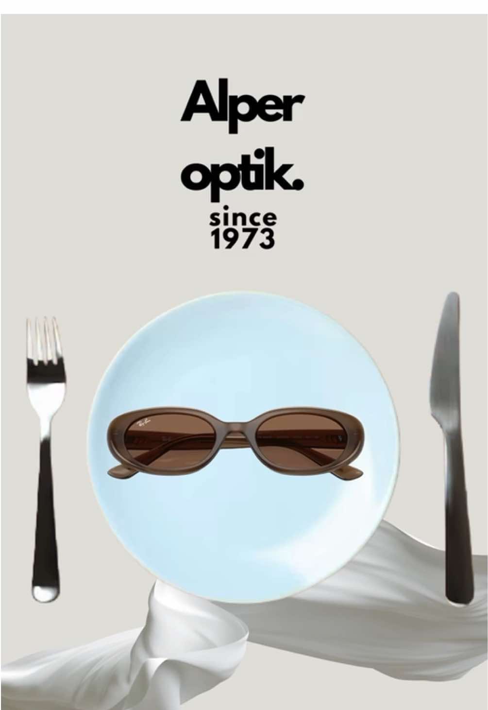 Girl dinner ama fashion edition! 🍽️✨ Ray-Ban RB4441D, doğa dostu tasarımı ve ikonik stiliyle sofranıza bile şıklık katıyor. 😎💫 Alper Optik’te farklı renk seçenekleriyle seni bekliyor! 💛 #GirlDinner #RayBanStyle #alperoptik 