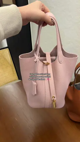 The leather is amazing 🎀🫶🏻 #bucketbag  #leatherbag #leatherpurse #purse #bag #handbag #handbags #shoulderbag #whatsinmybag #whatsinmypurse #cute #toocute #fashion #viral #bagessentials #bagcollection #bags #pursecollection #pursetok #MomsofTikTok #pinkbag  #spotlightfinds #fashionlook #tiktokshoplastchance #tiktokshopjumpstartsale #tiktokshopjumpstart #tiktokshoploveatfirstfind #tiktokshoprestock #tiktokshopspringglowup 