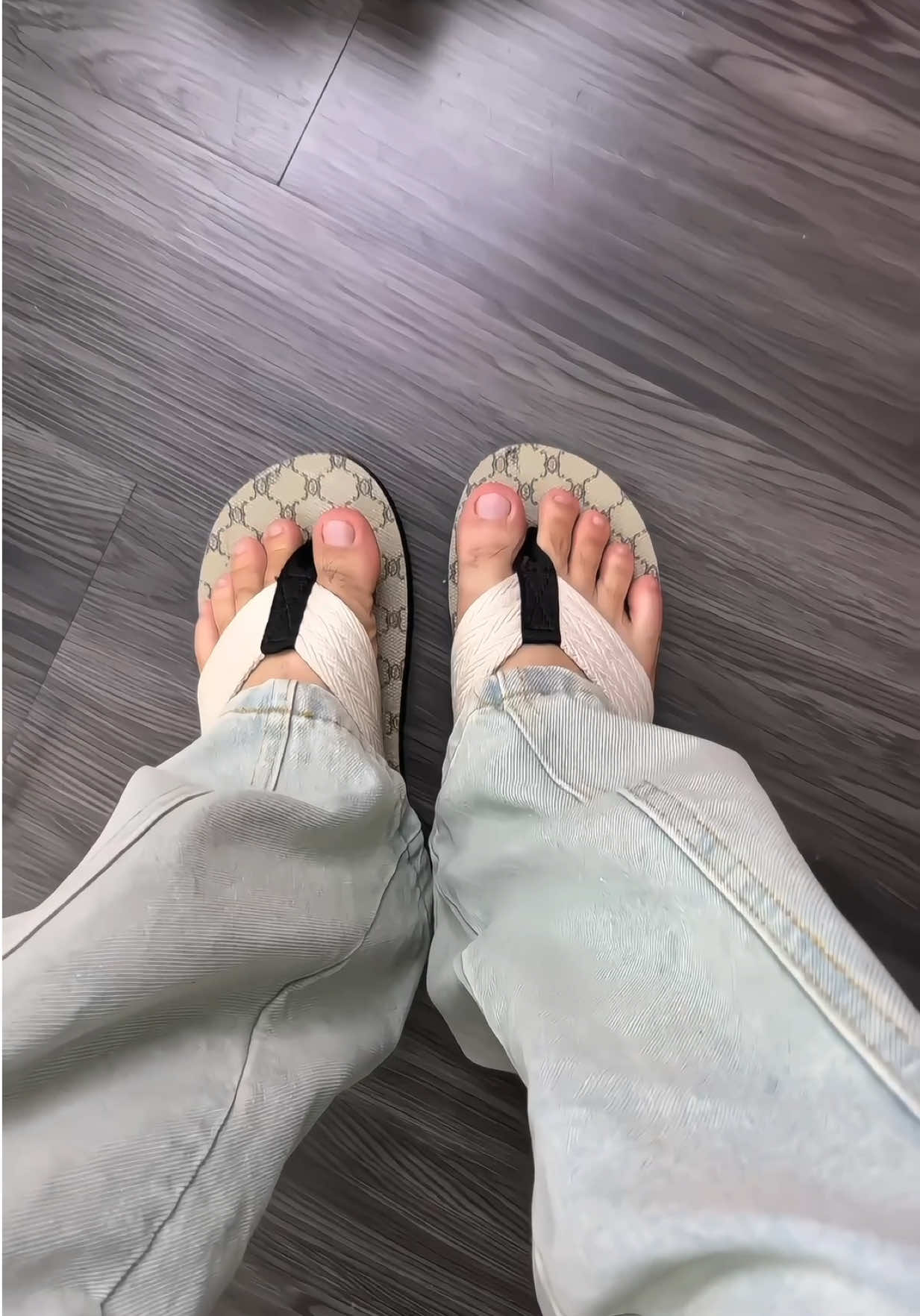 Dép xỏ ngón hoạ tiết monogram đế cao su chống chơn trượt, mài mòn.kết hợp quai dù trắc chắn bền bỉ theo năm tháng#deptong #depnam #dep #giaydep #giaydepthoitrang #depxongon #depxongonnam #xuhuong2025 #leosneaker47 #outfit 