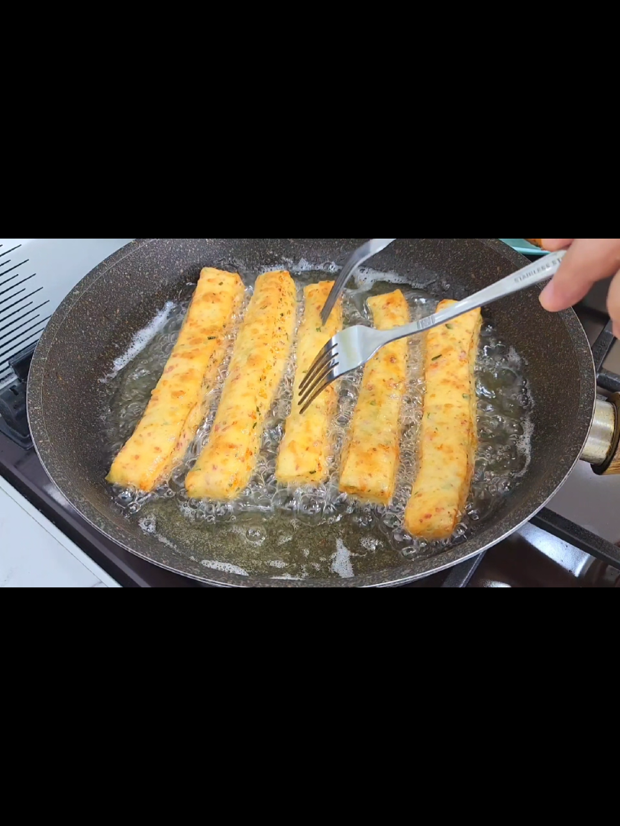 Боже как вкусно! Привезла Рецепт из Италии! НАУЧИЛА ВСЕХ ПОДРУГ ГОТОВИТЬ ТАКУЮ ВКУСНЯШКУ! Рецепт  Яйца 2 шт. Соль 1 ч.л (без горки) Кефир или йогурт 250 мл Сахар 1 ч.л Петрушка 10 гр Сыр 100 гр Колбаса 80 гр Мука 500 гр Разрыхлитель 10 гр Растительное масло для жарки