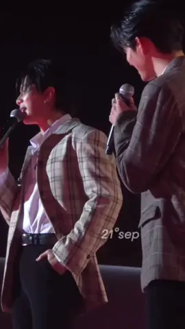 Wowww Est wiped William's sweat with his hands directly, not with tissue 🙄#ThamePoSeriesFinalEP #thamepoourlastbeatfanparty #WilliamEst #iykyk
