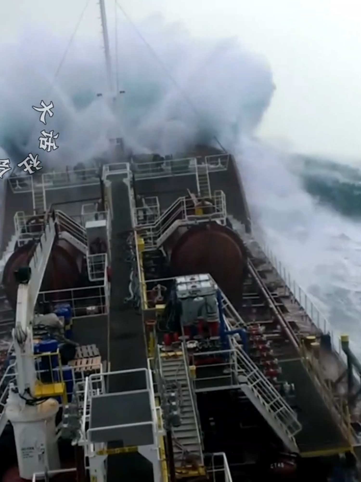 🌊 Terror em Alto-Mar: Navio de Cruzeiro Enfrenta Tempestade de Nível 12 no Atlântico! 🚢⚡