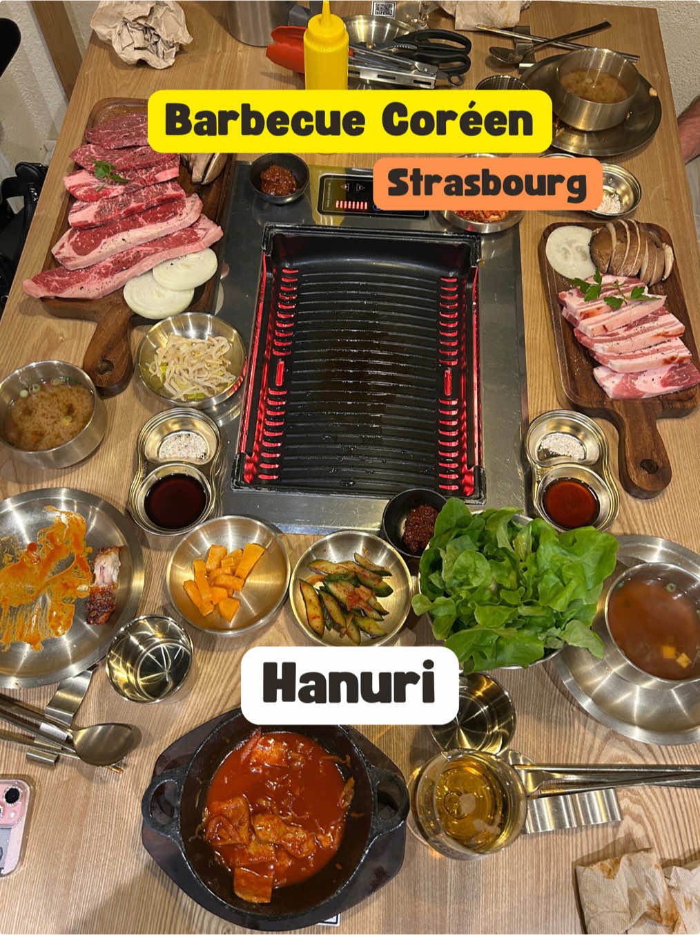 🇰🇷 UN BARBECUE CORÉEN SUR #strasbourg , c’est chez HANURI que ça se passe ! Ici tu pourras déguster toutes les spécialités authentiques cuisinées par une cheffe venue tout droit de Corée et qui s’est donnée comme mission de faire découvrir aux Strasbourgeois la gastronomie de son pays.  Poulet frit caramélisé et épicé, Theokbokki (pâtes de riz sautées à la sauce piquante et au fromage, incroyable !), galettes de kimchi, tempura de légumes…, tout est délicieux.  Mais la vraie spécialité ici, c’est le barbecue coréen ! Le Barbecue coréen  incarne l’essence même de la convivialité dans la cuisine coréenne. A l’origine, populaire sous le nom de Samgyeopsal (poitrine du porc grillé), le barbecue coréen se décline aujourd’hui avec une grande variété de viandes marinés ou non. Hanuri vous propose de découvrir des viandes d’exceptions tels Black Angus, Chuck Flap, Wagyu. 📍HANURI 22, Rue de la 1ère armée  67000 STRASBOURG 03 88 07 25 69 🕦 Tous les jours, toute l’année  Déjeuner : Du mardi au dimanche : 12:00 – 15:00 Dîner : Du lundi au dimanche : 18:00 – 23:00 INVITATION  #restaurantcoreen #corée #coreanfood #barbecuecoreen #restaurantstrasbourg #strasbourgrestaurant #bonnesadressesstrasbourg #alsace #strasfood #theokbokki #pouletfritcoréen  #hanuri #fyp #foryourpagetiktok #tiktokfood #tiktokfoodie #visitalsace #alsacetourisme 