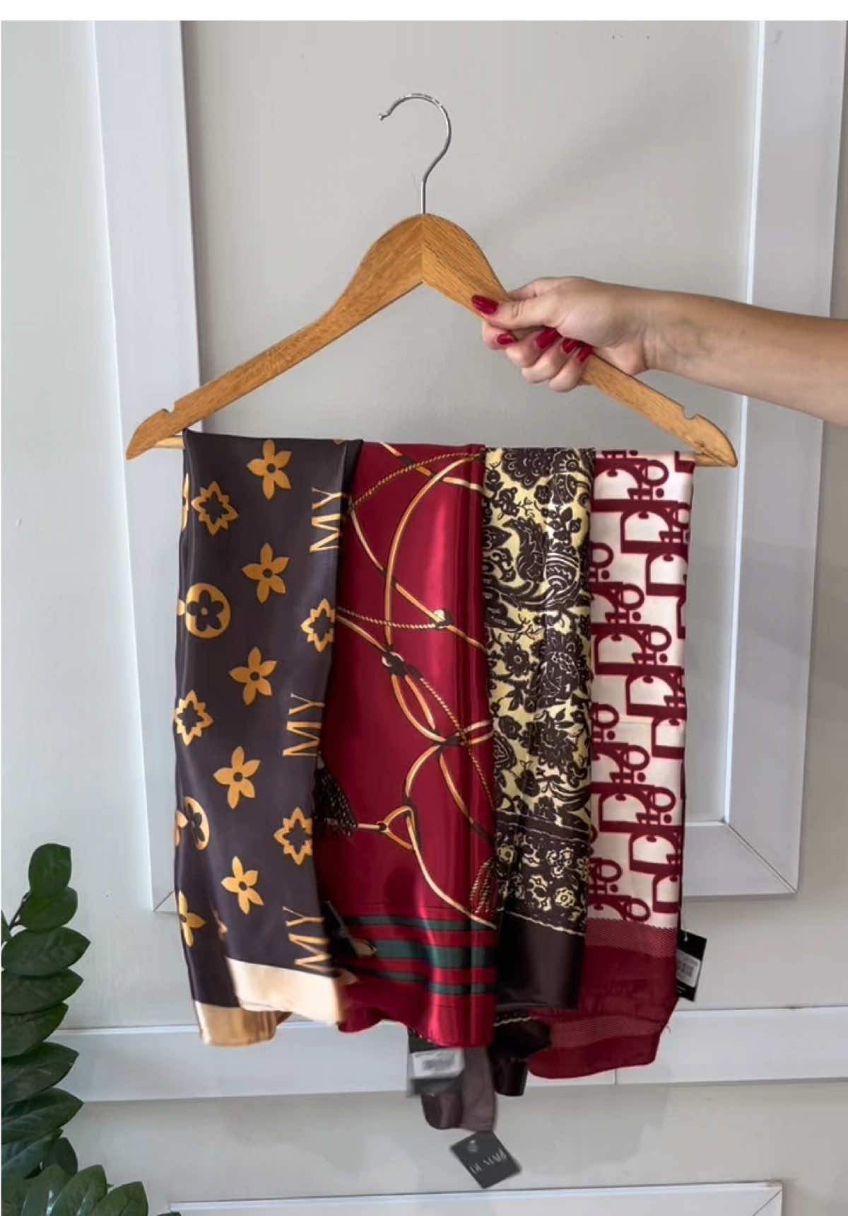 Aahhhh os lenços 😍🤩 Práticos e muito versáteis sendo de fácil #combinação  Estão em #alta na #nova coleção outono inverno 😚 Me conta aí, quer ver as formas de usar e montar looks com eles???  #loj #lenços #montar #cabide #estampas 