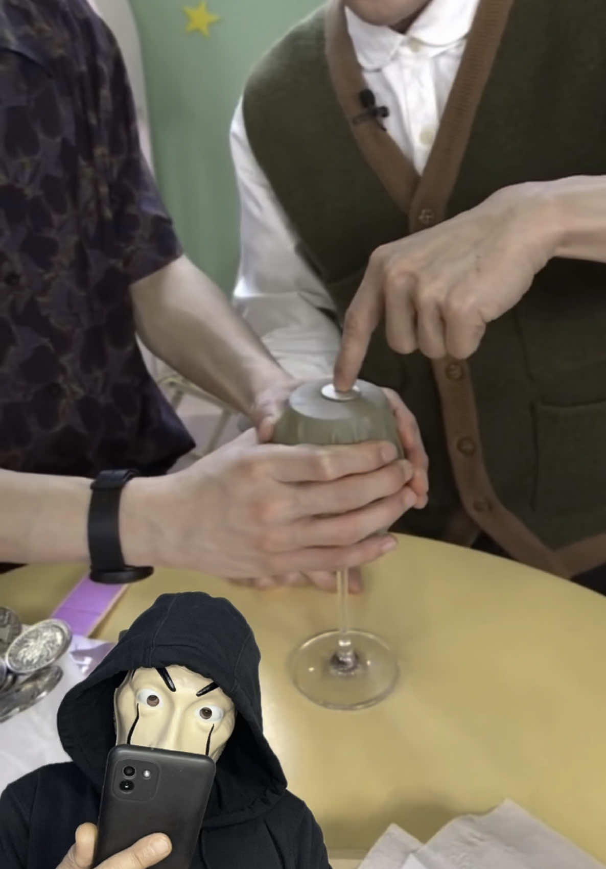 Coin trick tutorial 🪄  #tricks #magic #funny #funnymagic #magician #neiperte #trend #illusion #trending #foryoupage #foryou #perte #viralvideo #tutorial #magie #magica #viral 