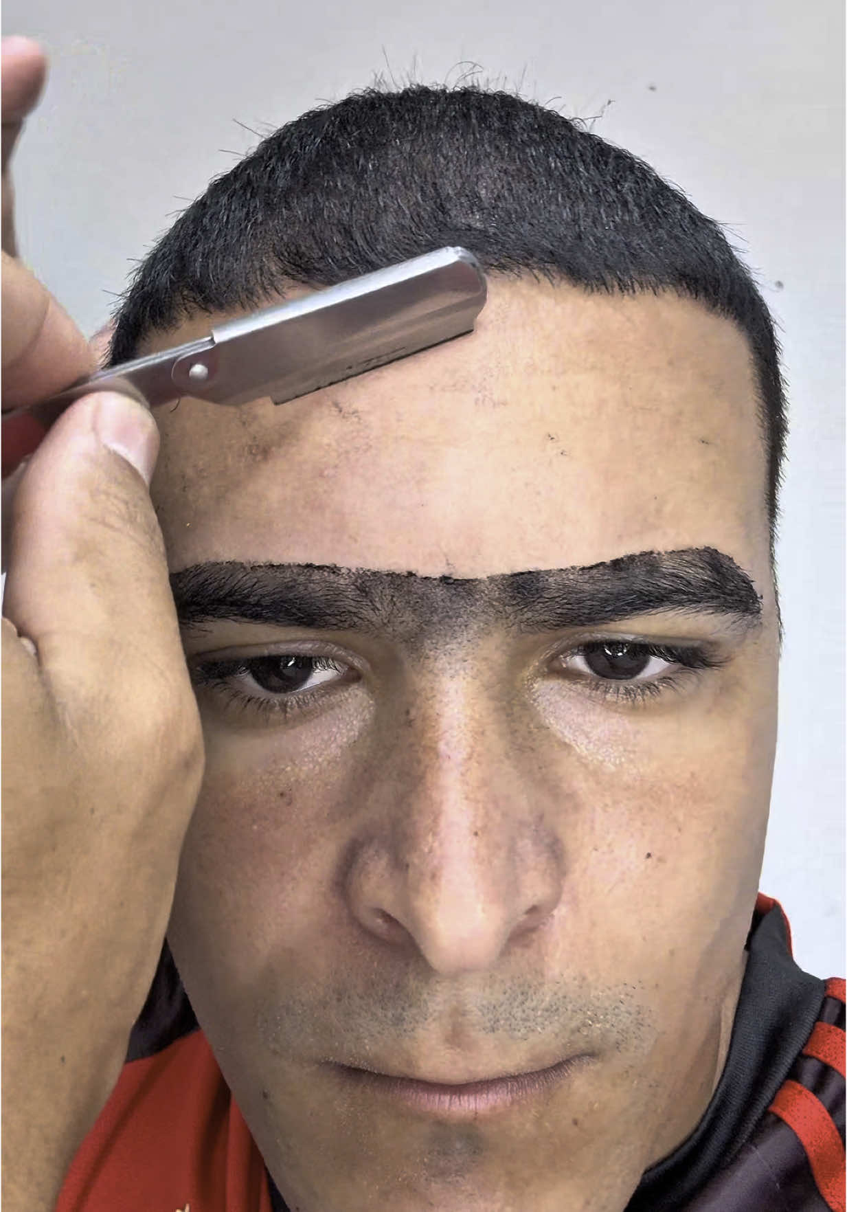 Fazendo a própria sobrancelha 
