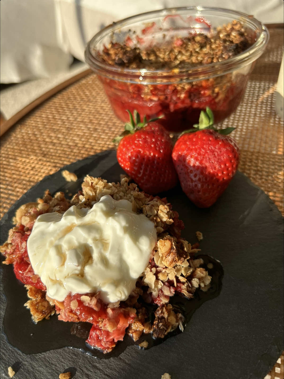 Ma recette de #crumble framboises et fraises mais version healthy sans gluten, et sans sucres raffinés! C’est franchement une tuerie Je te mets la liste des ingrédients utilisés dans ma vidéo : - 115g de flocons d’avoine - 1cs de noix de pécan -1cs d’amandes -1cs de noix de cajou non salée -2cs de miel -1cc de cannelle -30g de framboises -100g de fraises  #food #recettefacile #cuisine #EasyRecipes #recettegourmande #healthyfood #glutenfreerecipes #veganrecipes #refinedsugarfree 