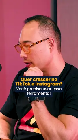 Como encontrar as tendências certas para o seu nicho? 🧩 Criar conteúdo sem planejamento é como tentar montar um quebra-cabeça sem ter a imagem de referência. Você pode até encaixar algumas peças, mas o resultado dificilmente será coerente. É por isso que ferramentas como o TikTok Creative Center são essenciais na hora de estruturar sua estratégia. Ele não só te mantém atualizado sobre as tendências, mas também te dá insights valiosos sobre o que realmente engaja o público. 👉 Dentro da plataforma, você encontra hashtags em alta, músicas virais e os criadores que estão em alta no momento. Isso significa que, ao invés de criar no escuro, você pode entender o que já está funcionando e adaptar para o seu nicho. Além disso, o Creative Center oferece uma biblioteca de anúncios e dados sobre palavras-chave que geram mais cliques e conversões, ajudando não só na criação de conteúdo orgânico, mas também no desenvolvimento de campanhas mais eficazes. 💡 Uma das partes mais interessantes é o Inspiration Hub, que analisa os anúncios de melhor desempenho e identifica padrões comuns nos vídeos virais. Ele revela detalhes como duração ideal, elementos visuais mais eficazes e chamadas para ação que realmente convertem. Isso permite que você aprenda com marcas que já estão tendo sucesso, economizando tempo e testando estratégias com maior chance de acerto. 🚀 Se você quer melhorar sua presença no TikTok e até no Instagram, vale a pena explorar essa ferramenta e integrá-la ao seu planejamento. Afinal, o sucesso na criação de conteúdo não vem apenas da criatividade, mas também da análise de dados e da adaptação às tendências do momento. Faz sentido? 🎬 Recorte do Papo Social Media da @socialmlabs #marketingdigital #dicasdeinstagram #midiassociais #influenciadoresdigitais #conteudodigital #redessociais #marketingestrategico #marketingdeconteudo #socialmediabrasil #conteudodevalor #gestaoderedessociais