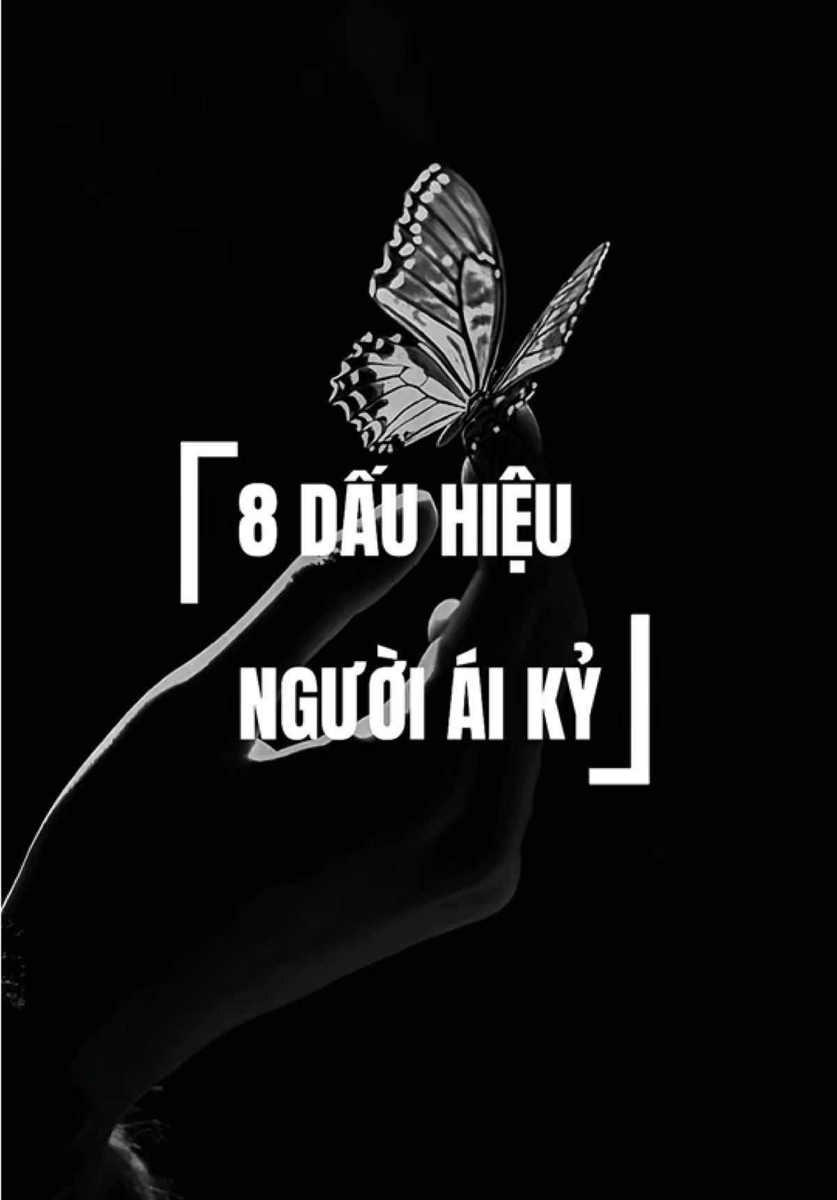 Những người mắc chứng rối loạn nhân cách ái kỷ(NPD) không giống người bình thường. Dù có ngụy trang khéo léo đến đâu, bản chất thật của họ rồi cũng sẽ lộ ra. Dưới đây là 8 dấu hiệu rõ ràng nhất để nhận diện họ: 1. Không bao giờ thừa nhận sai lầm Dù sự thật có hiển nhiên đến đâu, họ sẽ không bao giờ chấp nhận mình sai, chứ đừng nói đến việc xin lỗi. Thay vào đó, họ sẽ tìm cách đổ lỗi cho bạn, khiến bạn rơi vào vòng xoáy tự vấn và sửa chữa lỗi lầm của họ, trong khi họ lặng lẽ thoát khỏi trách nhiệm. 2. Thói quen sinh hoạt bất thường Họ thường xuyên thức khuya, ngủ không sâu, hoặc có nhịp sinh hoạt hỗn loạn. Đôi khi, họ cố tình làm gián đoạn lịch trình của bạn để kiểm soát cuộc sống của bạn. Ngoài ra, họ cũng có thể có xu hướng nghiện ngập, như rượu bia hoặc các hành vi tiêu cực khác. 3. Dối trá và phòng thủ Họ luôn cảnh giác với những người xung quanh, không bao giờ rời mắt khỏi điện thoại, và thường xuyên nói dối. Đáng sợ hơn, họ có thể bịa ra nhiều phiên bản khác nhau của một sự việc nhỏ để thao túng bạn. Khi bị chất vấn, họ có thể nổi cơn thịnh nộ, cố gắng đảo ngược tình thế để khiến bạn cảm thấy mình mới là người có vấn đề. 4. Ám ảnh với hình ảnh bản thân Họ cực kỳ coi trọng danh tiếng, sự nghiệp, địa vị, và luôn muốn được tán dương. Họ không chịu nổi khi thấy người khác giỏi hơn mình và có thể tìm mọi cách để hạ bệ những ai đe dọa hình ảnh của họ. 5. Phá hoại có chủ đích Họ sẽ cố tình gây căng thẳng vào những dịp quan trọng như sinh nhật hoặc ngày lễ, làm bạn tổn thương ngay lúc bạn mong đợi hạnh phúc nhất. Đây là cách họ kiểm soát cảm xúc của bạn và khiến bạn không bao giờ cảm thấy an toàn trong mối quan hệ. 6. Khiến bạn sụp đổ về mặt cảm xúc Ở bên họ lâu ngày, bạn sẽ dần bị đẩy đến bờ vực kiệt quệ. Bạn có thể nổi giận, mất kiểm soát, thậm chí bùng nổ ở nơi công cộng những hành vi mà trước đây bạn chưa từng có. Nhưng đây không phải là bản chất của bạn, mà là kết quả của sự thao túng tâm lý kéo dài. 7. Tiêu chuẩn kép Họ đặt ra những tiêu chuẩn vô lý cho bạn, yêu cầu bạn phải hoàn hảo, trong khi bản thân họ không có giới hạn đạo đức nào. Họ có thể phản bội, làm tổn thương bạn, nhưng lại không bao giờ chấp nhận bị chỉ trích hay đối xử tương tự. 8. Lạm dụng phản ứng Khi bạn mất kiểm soát cảm xúc trong mối quan hệ này, họ sẽ lợi dụng điều đó để quay ngược tình thế, biến bạn thành “kẻ có vấn đề”. Họ ngụy trang quá tốt đến mức người ngoài nghĩ rằng họ là nạn nhân còn bạn là kẻ tồi tệ. Nhưng hãy nhớ, đây không phải là lỗi của bạn. Đó là cách mà một người tự luyến thao túng bạn. Bạn không cần phải tự trách mình điều bạn cần là thấu hiểu, hỗ trợ và sự chữa lành.  #suyngam #nhậnthức #tinhyeu #tamtrang 