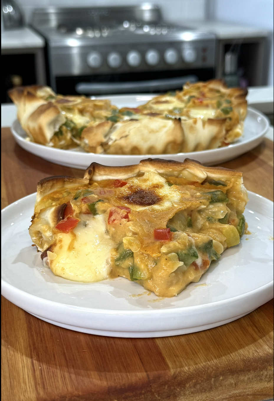 😏3 DÍAS 3 TARTAS. Vamos con la última de la semana! Hoy 👉🏼🍆ZAPALLITO VERDE🧀🌶️ ‼️Con estas cantidades me salió una tarta:  -2 cebollas -1 morron rojo chico  -3 zapallitos  -1 huevo -cantidad a gusto de muzzarella  Para la salsa blanca: -2 cdas. colmadas de harina -aprox 350ml de leche  ✨Espero que les guste😋 . . . #food #Receta #recetasfaciles #fypシ #foryou #parati #comida 