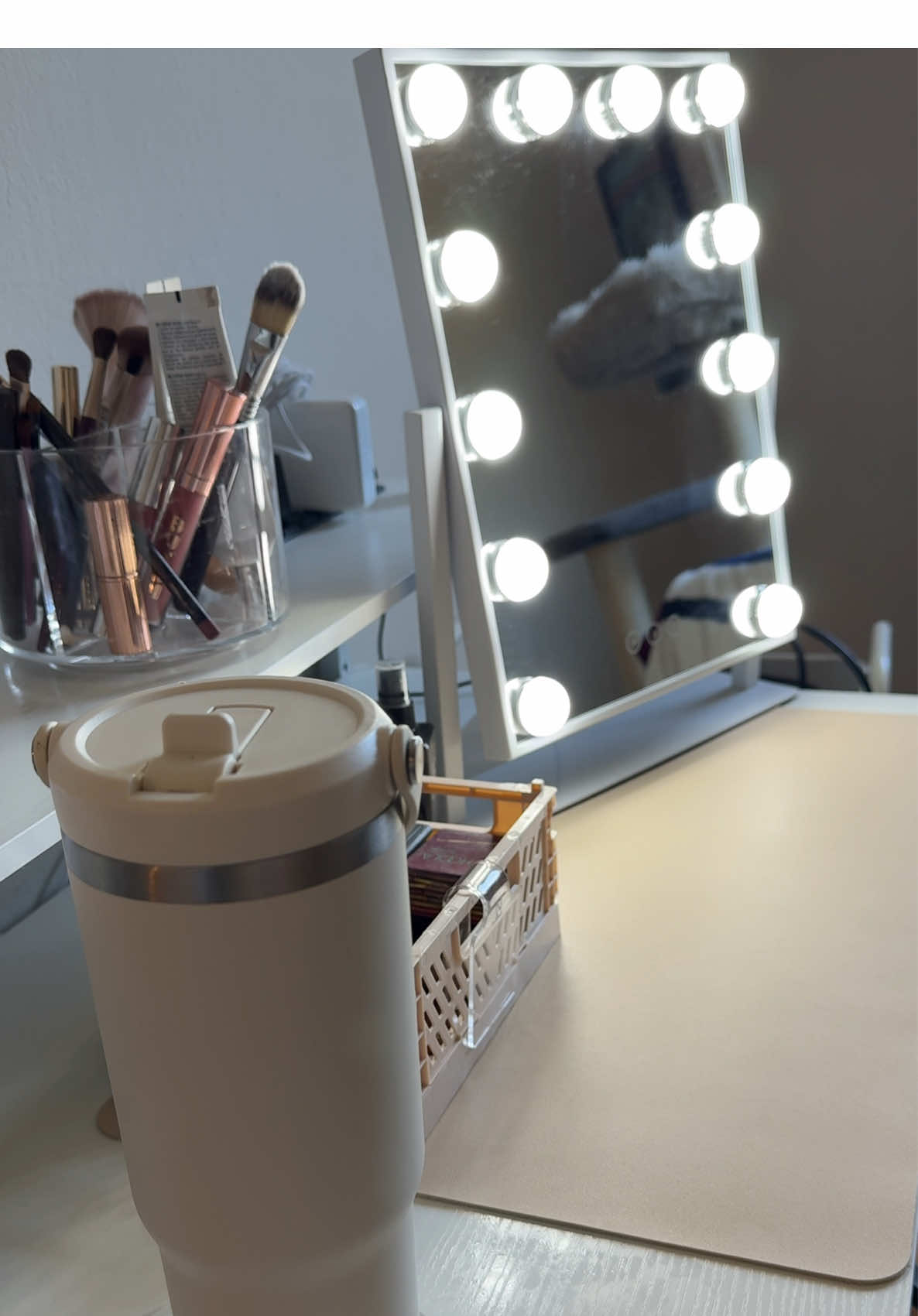 Because even my makeup desk deserves some love! 🧽  #makeupcleanup #brushcleaning #CleanTok #MakeupRoutine #cleanwithme #beautyhacks #deskorganization #makeupspace #freshstart #SelfCare #asmr #asmrcleaning #aesthetic #aestheticlifestyle 