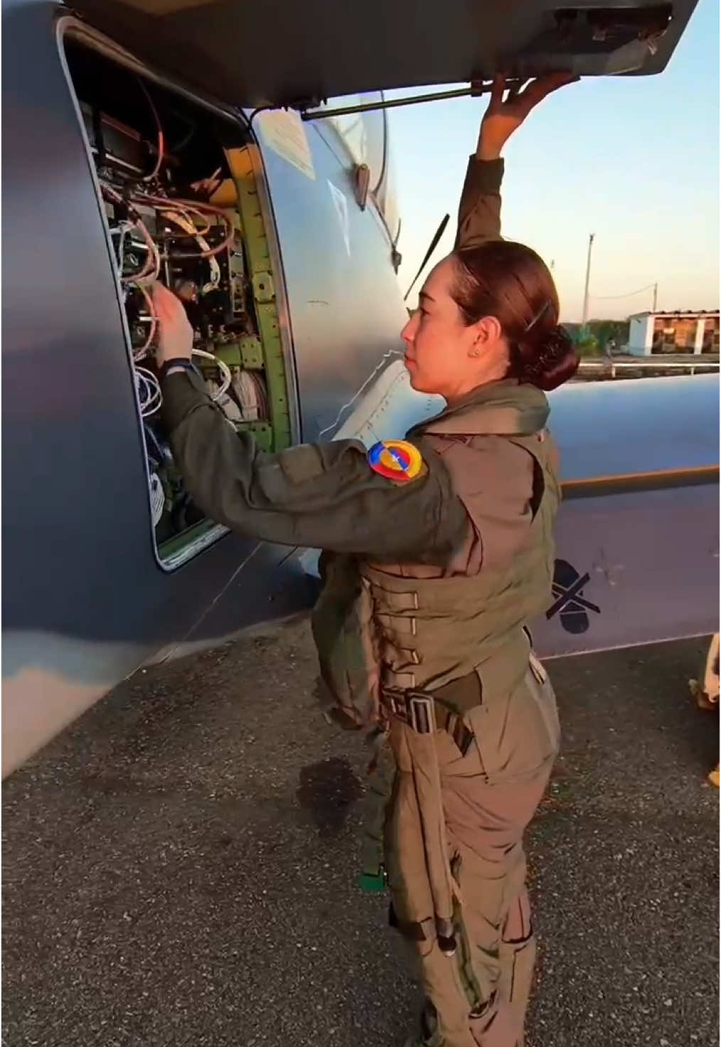 Celebramos a todas las mujeres que rompen barreras y llegan a las alturas. Con su talento y dedicación, demuestran que no hay límites para quienes se atreven a volar. ✈️  #CACOM3 #AdAstra🚀 #MujerVictoriosa #SiempreFirmes  #colombia #AsíSeVaALasEstrellas #2025 #viral #fyyyyyyyyyyyyyyyy #fypシ #followme #foryou #viralvideo #militarylife  #videomilitar 