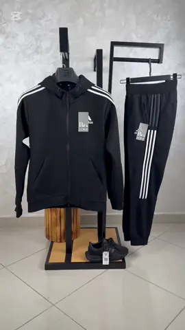 new collection 2025 survêtement adidas noir avec trois bandes blanche et gris foncé  prix 650 dh les tailles européenne M.L.XL.XXL  WWW.BROOKSDAS.COM  WATSAP 0618-584411 