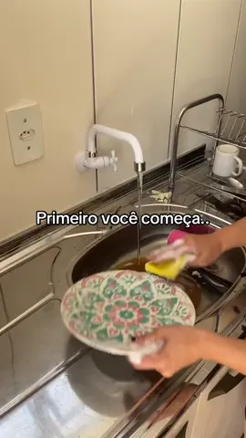 Tive que entrar na trend hahah 😂🤡🏠 cadê as donas de casa que se identificam !?  #memecut #memories #humor #donadecasa #rotina #explore #creatorsearchinsights #viral_video #fyp 