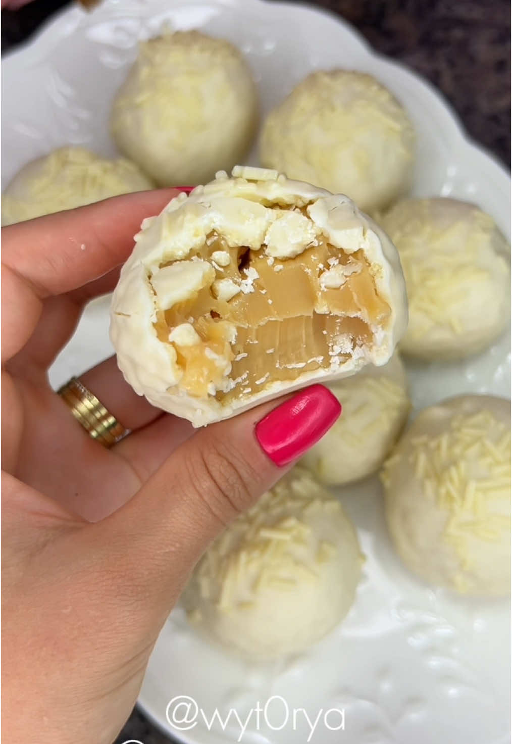 Quer aprender como faturar de 5 a 10 mil por mês com doces? Clica no link da bio e me chama no WhatsApp que eu te explico tudo! 🍫 BOMBOM DE CHOCOLATE BRANCO CROCANTE 🍫😋 Para a massa: 1 leite condensado e 1 creme de leite. Para cobrir usei flocos de arroz e 300g de cobertura branca e granulados para decorar 😋🥰 Gostou da receita? Então já marca o @ de quem vai fazer pra você! 💖 Já aproveita e me segue pra não perder nenhuma receita maravilhosa! 🥰