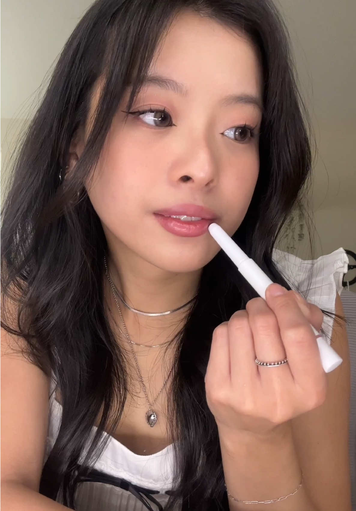 reviewing heartpercent‘s glowy tint & lip liner 😆 this swatch is making me think, maybe i’m not fully warm tone… 👀  products used: - heartpercent’s dote on mood one way glowy tint (shade 6 & 10) - heartpercent’s dote on mood lip pencil retractable lip crayon (shade 7 & 15)   #gifted #kbeauty #lip #lipreview #lipcombo #koreanmakeup #makeup #makeupreview 