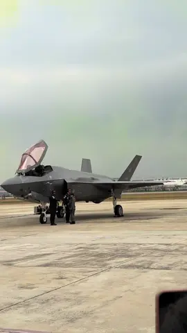 U.S. Air Force F-35A Lightning II DemonstrationTeam ของกองทัพอากาศสหรัฐ #f35demoteam #usa #usairforce #unbeatableairforce #88ปีกองทัพอากาศ #นักบินหญิงf35 #topgunmode #maverick #topgun 