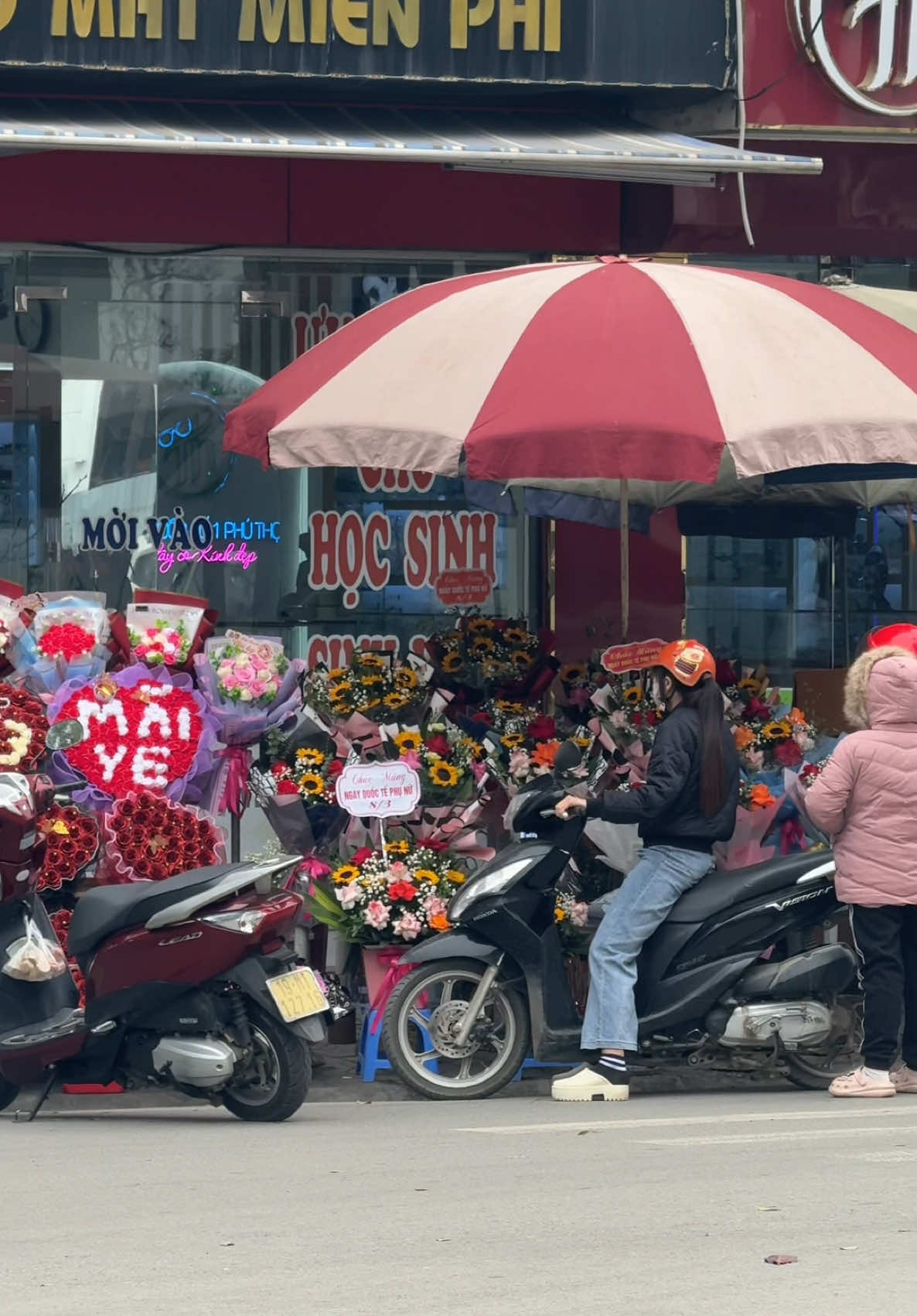 Hôm nay mùng 8 tháng 3, chị em phụ nữ đi ra đi vào... 🥰#thixaphutho 