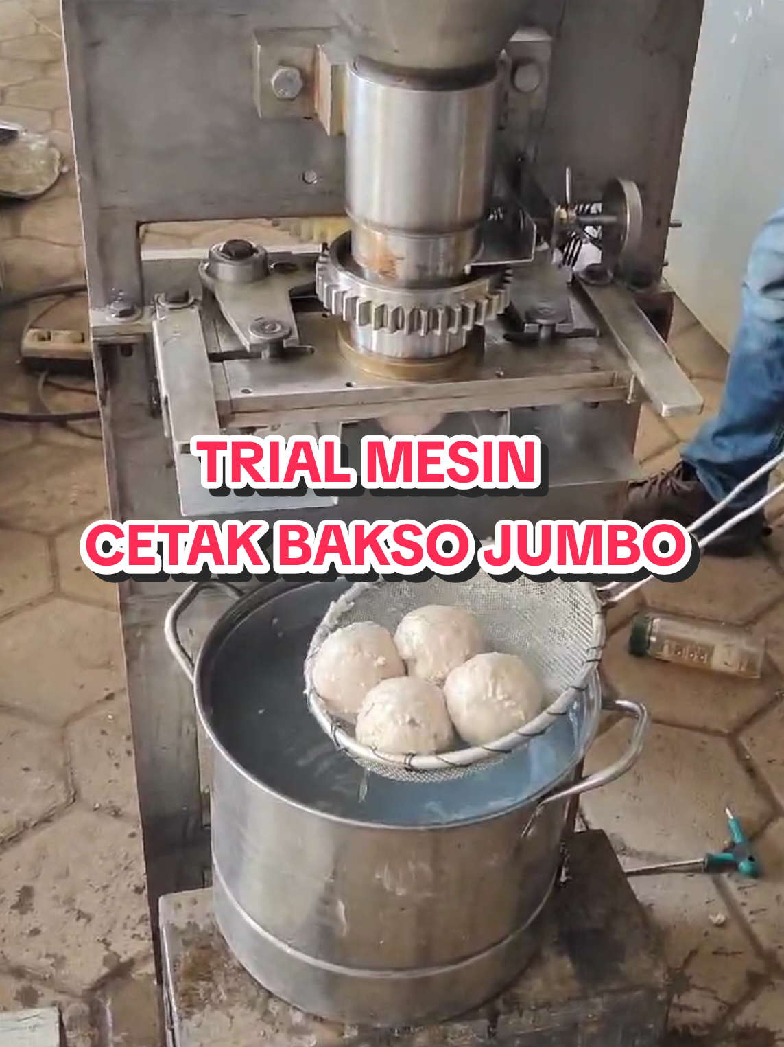TRIAL MESIN CETAK BAKSO UKURAN JUMBO #pabrikbakso #baksojumbo #baksosapi #baksoviral #baksoenak #baksoayam 