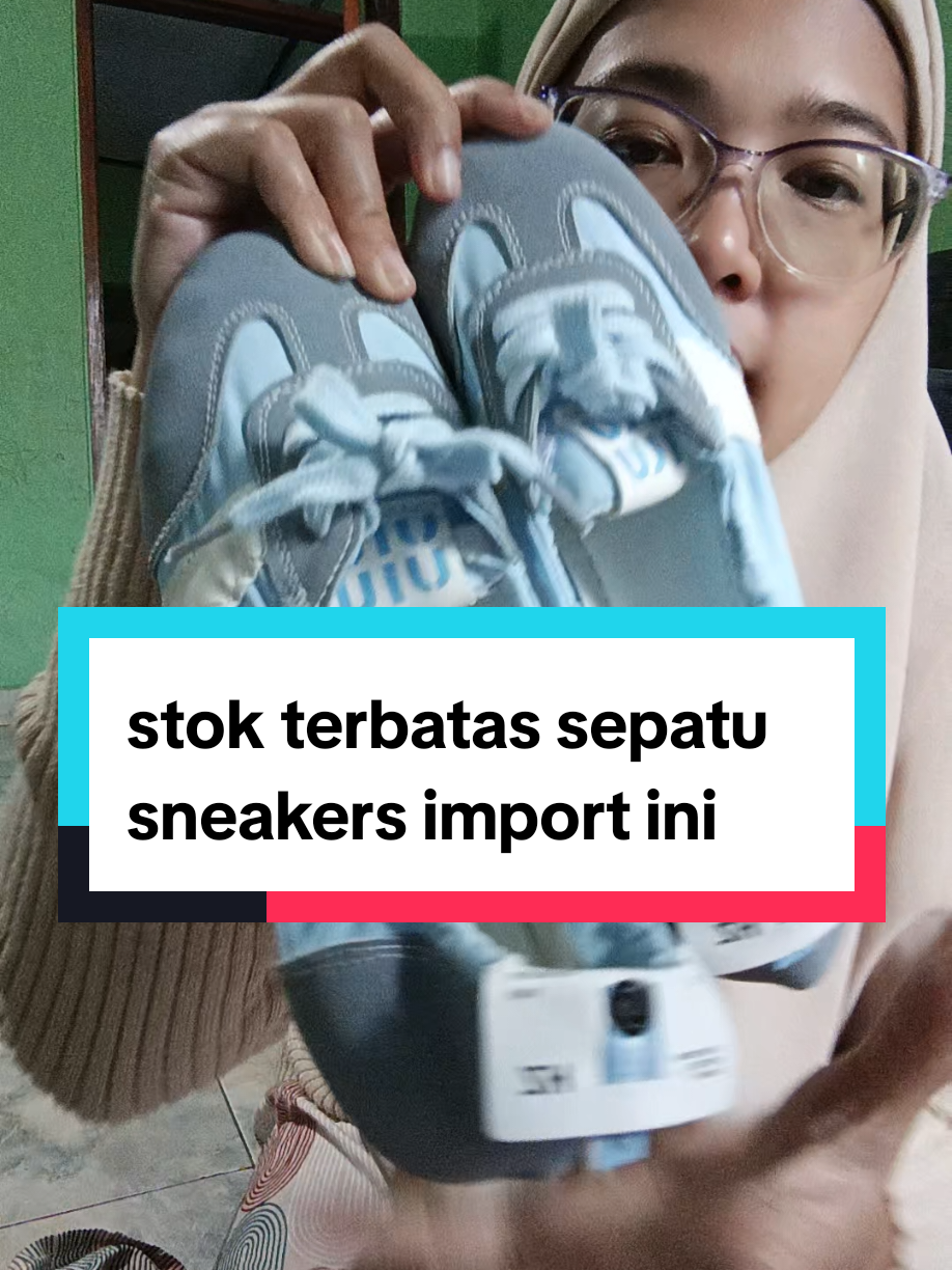 Aseli sepatu sneakers import ini kecakepan banget ya. Sepatu ala Korea yang trendy makin percaya diri aja kalau jalan pakai ini.  #sepatu #sepatusneakers #sepatusneakersimport #sepatuimport #sepatualakorea #cuantanpabatas #ramadanekstraseru 
