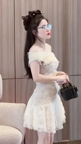 ✨ Váy Trễ Vai Ren - Sự Lựa Chọn Hoàn Hảo Cho Vẻ Đẹp Quyến Rũ ✨ Khám phá vẻ đẹp lôi cuốn và thanh lịch với váy trễ vai ren – item không thể thiếu trong tủ đồ của mọi cô gái. #xuhướng #thoitrang #vaythietke #vayxinh #váyđitiệc #váy #CapCut 