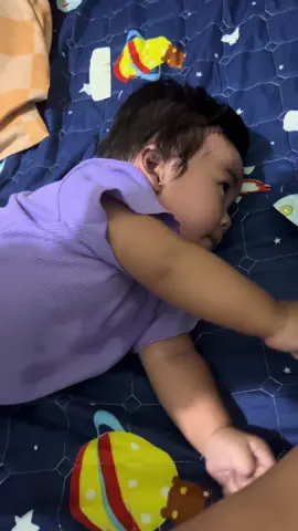 DISCLAIMER ‼️: Video ini untuk edukasi. Jika anak mengalami kejang, segera hubungi dokter terdekat. Sharing is caring. Anak ku Diora berumur 11 bulan mengalami kejang karena demam tinggi dengan suhu 40.5 derajat. Selain itu karena faktor tumbuh gigi (4 gigi secara bersamaan). Aku dan suami berusaha TENANG, walaupun kita berdua SEJUJURNYA SANGAT PANIK. Kita memang record untuk keperluan medis agar dokter mengetahui kejangnya seperti apa. Karena durasi lebih dari 30 detik, aku dan suami gas ke klinik terdekat yg kebetulan hanya 2 menit menggunakan sepeda motor. Saranku kepada MOM and Dad, tangani kejang pada anak dengan tenang. Pastikan mereka tidak terluka, jangan memasukkan benda ke dalam mulut, dan catat durasi kejang. Hubungi dokter jika kejang berlangsung lebih dari 5 menit. Keselamatan anak adalah prioritas!  #anakkejangdemam #parenteducation #tetaptenang #janganpanik 