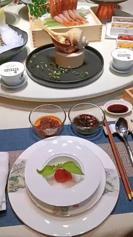 高端商务餐厅，食材新鲜上乘，每道餐品都好像遇到亮丽的风景线，摆盘美观，值得一提的藏头诗酸奶，韵意十足。 #美食 #美食##摆盘