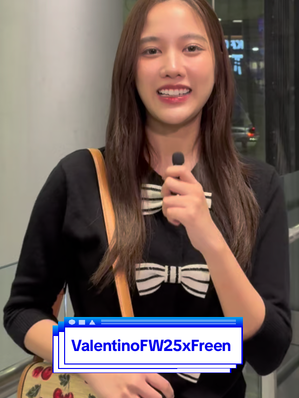 #ELLEMENAirportLook ฟรีน-สโรชา แบรนด์แอมบาสเดอร์  Maison Valentino ในลุคเสื้อคาดิแกนและกางเกงยีนส์ จากคอลเล็กชั่น Spring-Summer 2025 พร้อมกระเป๋า Valentino Garavani 9TO5 ในลวดลาย Cherryfic เตรียมตัวออกเดินทางสู่กรุงปารีส เพื่อไปร่วมชมแฟชั่นโชว์ Le Méta-Théâtre des Intimités คอลเล็กชั่นประจำฤดู FW25-26 ซึ่งจะถูกจัดขึ้นในวันอาทิตย์ที่ 9 มีนาคม 2025 ณ กรุงปารีส เวลา 21.00 น. (ตามเวลาประเทศไทย)  #ELLEMENNews #ELLEMENThailand #ValentinoGaravani #srchafreen #ValentinoFW25xFreen 