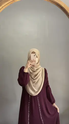 MasyaAllah nemu abaya yang cocok buat lebaran,simple tapi mewah,hijab sesuai foto katalog ya aku nggk pakai hijabnya karna menurut aku buat aku hijabnya pendek