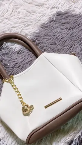Semewah ini harus berkali dengan harga murah #tas #taswanita #tascantik #tasmewah #tasputih #tasselempang #tasselempangwanita #tasmurah #tasmewahmurah 