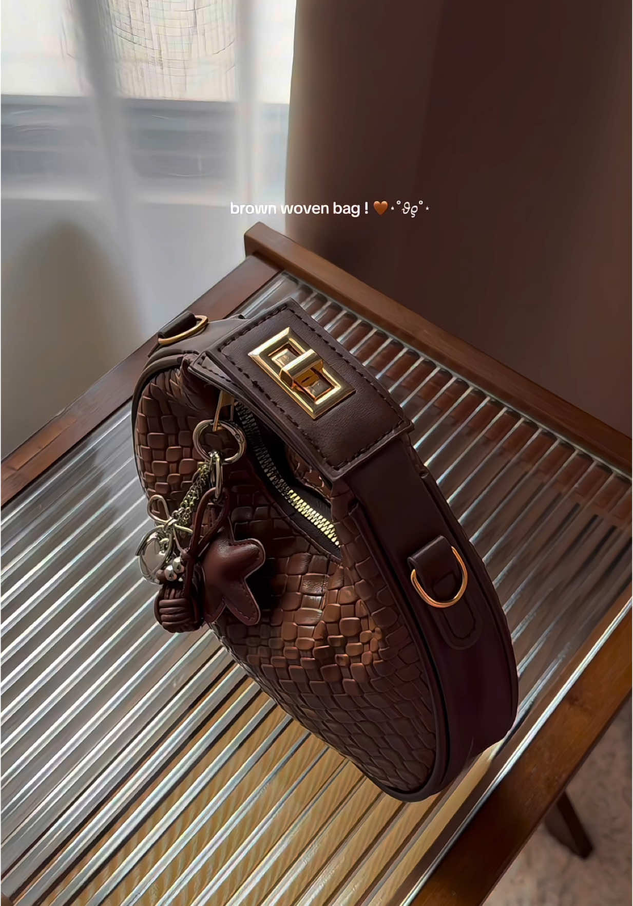 affordable woven bag 🤎💫 #bag #wovenbag #handbag #minibag #bagforwomen #affordablebag #everydaybag #fyp #trending #viral 