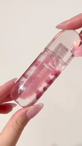 ¡Miren el lipgloss ✨ más divino que encontré hoy! 😍  Es de Holdlive y el empaque es una 💣.  Hay versiones con glitter ✨ y con color, ¡para todos los gustos!  Estoy obsesionada con el brillo que da. ¿Cuál creen que me quede mejor? 🤔 ¡Los quiero todos! 💖 #lipgloss #makeup #holdlive