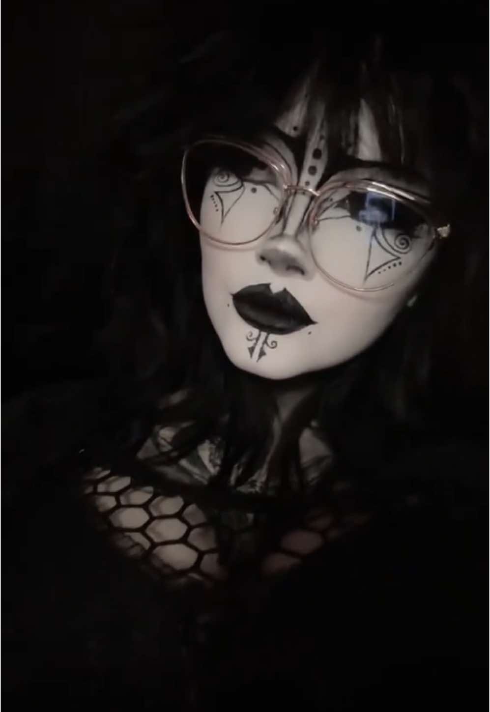⁺‧₊˚ ཐི⋆♱⋆ཋྀ ˚₊‧⁺ (This is my favourite look I’ve done so far) #goth #gothgirl #gothic #tradgoth #gothgoth #gothmakeup 