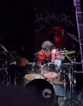 Hueningkai is really a pro  one of the sticks slipped and he continued playing with only ONE, then switched that one stick to other hand and finished the song… u couldn’t even notice a difference … #txt #hueningkai #drum #drummer #pro #musicgenius #musicprodigy #hueningkaimusicprodigy #hueningkai4thgendiamondmaknae 