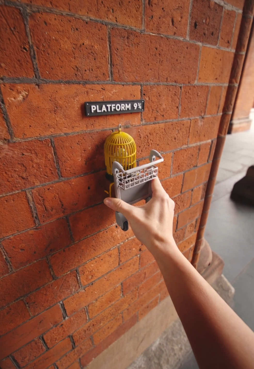 Harry taught me some Magic ✨ 📍St Pancras, London #harrypotter #platformnineandthreequarters #hogwart #zeoh3d #mixedreality #3dprinting #fanart #publicart #magic #cgi #vfx