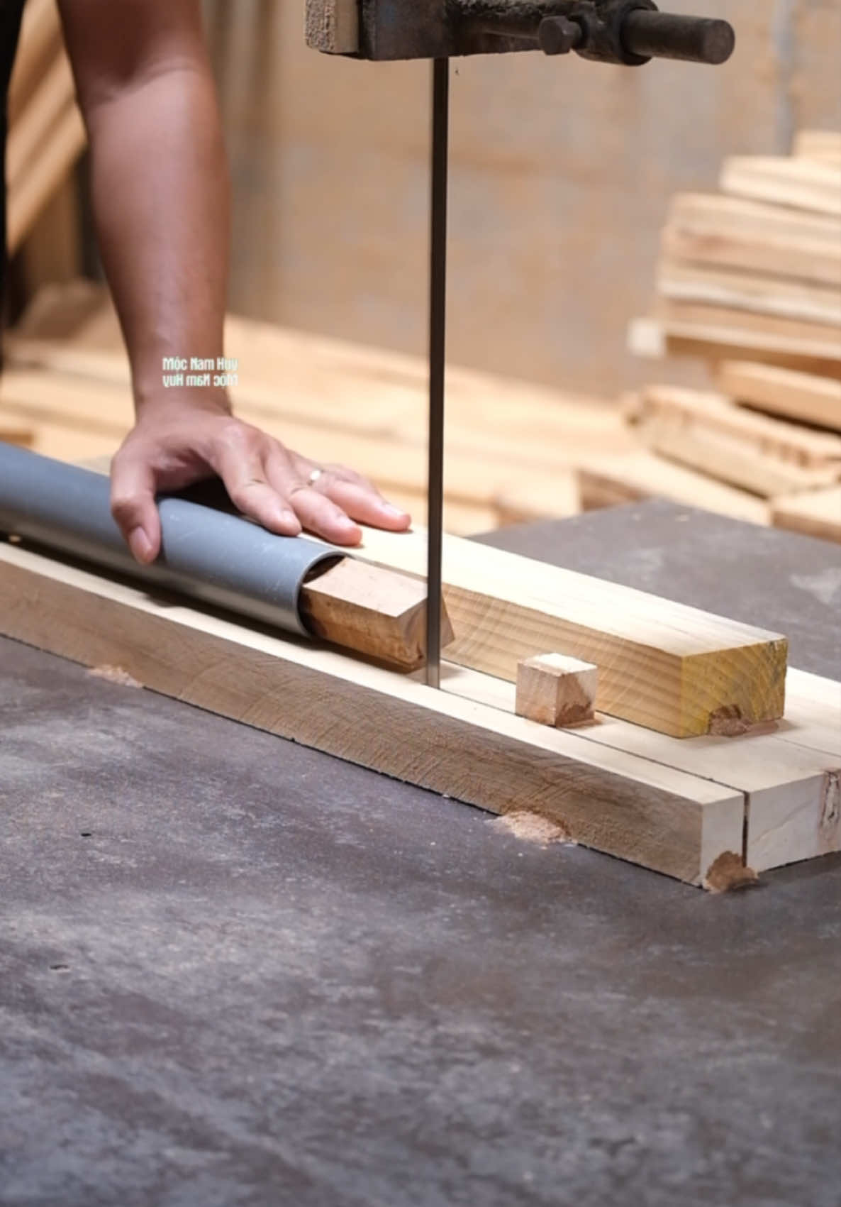 How to turn round wood with a saw #DIY #tools #tips #woodworking 