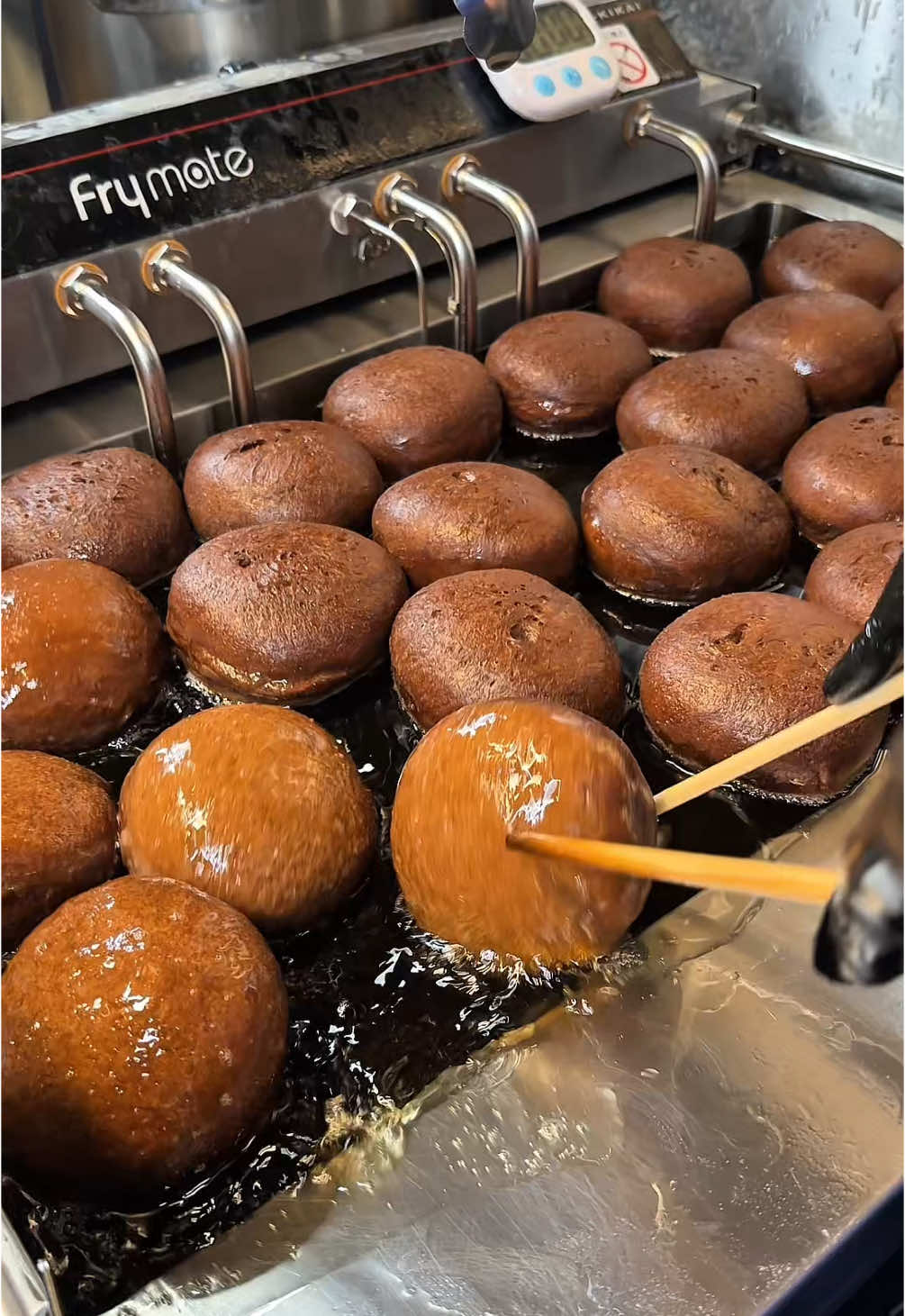 もちもち生地のチョコドーナツ  ◎ Wカスタードクリーム ¥432 ◎ Wカフェラテクリーム ¥451 【店舗名】オルガ・ル・ボン・ボン ドーナツ 博多店 【住所】 福岡県福岡市博多区上川端町１−５ 福岡花村ビル 【アクセス】櫛田神社前駅から徒歩2分 【営業時間】 10:00-19:00 【定休日】 火曜日 【予算】￥1,000～￥2,000 #福岡グルメ #japanesefood #tiktokfood 