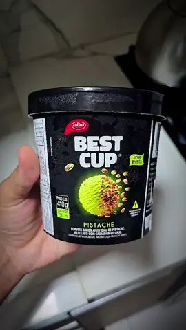 Experimentei esse sorvete de pistache e ele é bem cremoso e saboroso! A única coisa é que os pedacinhos não são de pistache, e sim de castanha-de-caju. Ainda assim, vale a pena provar! #sorvete #pistache #doces #sobremesa #delicioso #amorporsorvete #gelado #FoodLover #cremosidade #experimentando