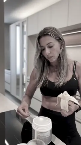 Você se sente cansada, sem força para evoluir nos treinos? Acredite, você não está sozinha!  A creatina é o suplemento mais seguro e essencial, especialmente para nós, mulheres acima dos 40. Ela melhora a força muscular, previne a perda de massa magra, acelera o metabolismo e ainda ajuda na cognição. Mas atenção: o segredo está na constância! Não é sobre tomar antes ou depois do treino, mas sim todos os dias para sentir os reais benefícios. E claro, a qualidade do suplemento faz toda a diferença! Essa é vendida na @fasnutrilinhares é a que eu uso e indico.  Então, quem vai começar amanhã? Me conta aqui! 👇♥️ #Publi