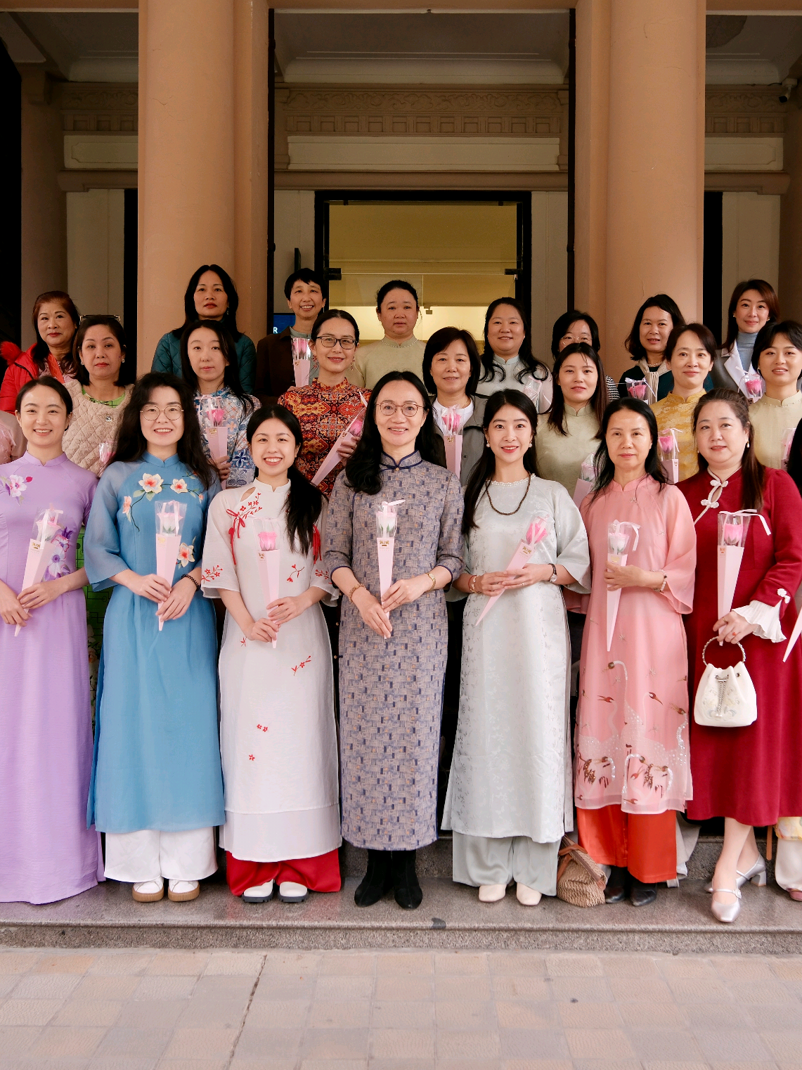 Đại sứ quán Trung Quốc tại Việt Nam xin gửi lời chúc mừng Ngày 8/3 tốt đẹp đến phụ nữ Trung Quốc, Việt Nam và toàn thế giới 中国驻越南大使馆祝中越及全球女性“三八”国际妇女节快乐 #TrungQuốc #ViệtNam