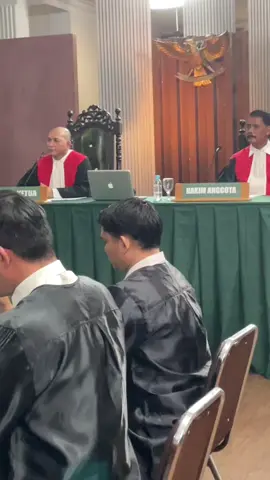 Nggk boleh naek meja. Berasa lagi diruang sidang beneran  #seting #ruangsidang #shoot 