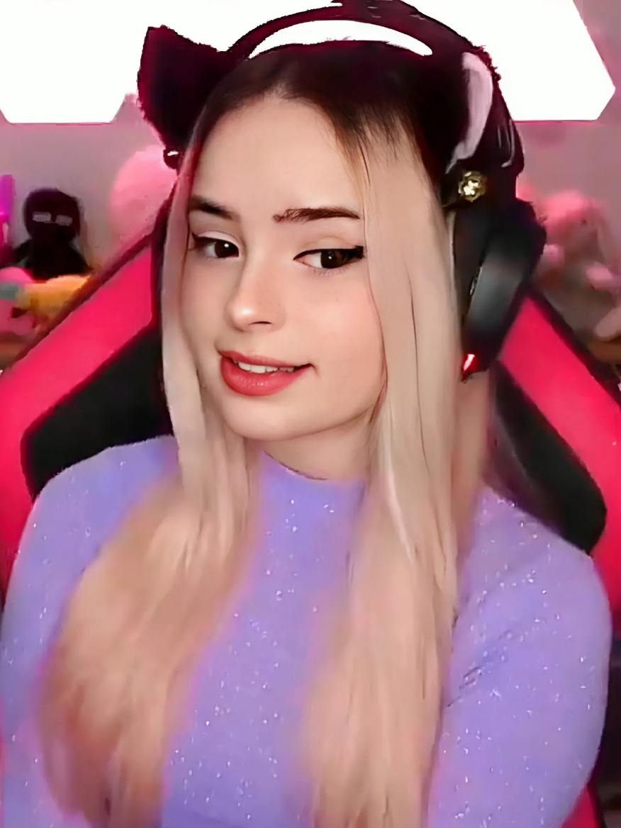 Silvia baila Caramelldansen de morado Silvia estuvo de lo más cute y bonita bailando la canción kawaii de las Caramella Girls. @iamsilvia♡ se veía super linda y preciosa de rubia con la blusa morada, que hermosa. . . . #iamsilviiaaa #silviaacat #silviaaclips #caramelldansen #caramellagirls #baile #dance #egirl #cute #parati #fyp #foryou 