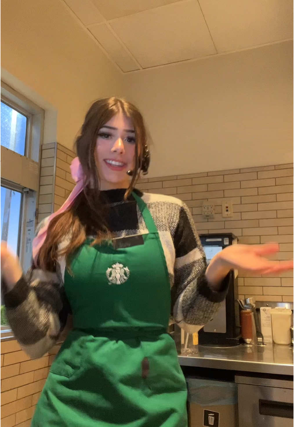 🎀another little dancy dance at work hehe 🎀 do you guys like my pink bowwww it’s my favorite #fyp  #partiiiiiiiiiiiiiiiiiiiiiiiii #fitcheck #starbucksbarista 