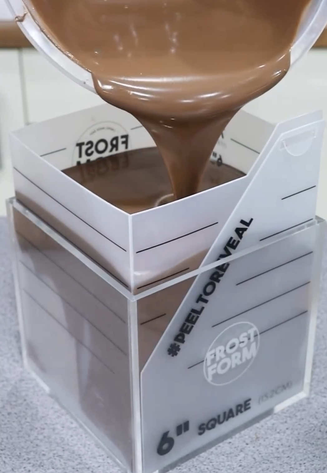 Chocolate Cake never looked so good! 🍫🤤 Plus our Square Frost Form Kits are BACK IN STOCK on www.frostform.com! 🥳🥳 #frostform #squarecake #cakedecorating #chocolatecake