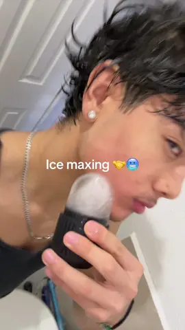 My face is glowing#looksmax #tiktokshop #skincareroutine #tiktokmademebuyit #iceroller #debloat 